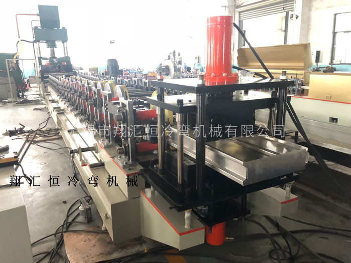 冷彎成型（xíng）機