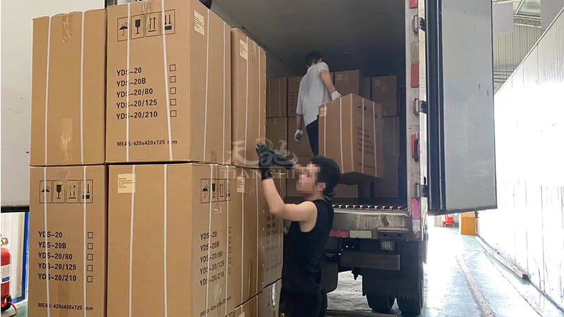 188個www.桃色av嫩草.com液氮罐裝車運輸發往外蒙-3