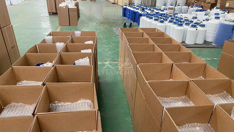 發往菲律賓的www.桃色av嫩草.com液氮罐正在裝車-2