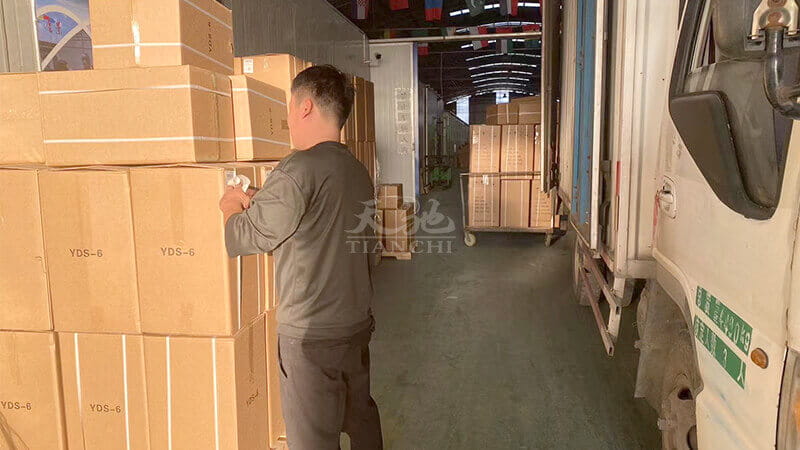 發（fā）往菲律賓的www.桃色av嫩草.com液氮罐正（zhèng）在（zài）裝車-4