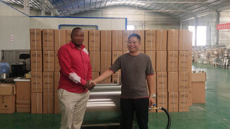 烏幹達客戶到www.桃色av嫩草.com工（gōng）廠